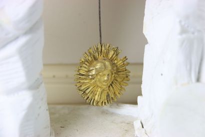 Pendule en biscuit et bronze doré à décor...