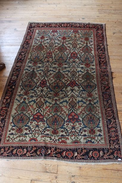 TAPIS
Fine and ancient Sarouk . Persia ....
