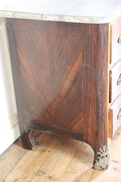 Commode en placage de palissandre et bois...