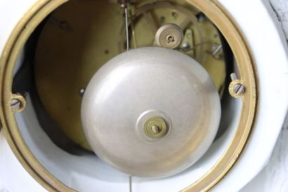 Pendule en biscuit et bronze doré à décor...