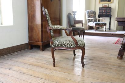 Fauteuil en noyer mouluré et sculpté 
Louis...