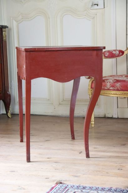 Coiffeuse en bois laqué rouge 
opening with...