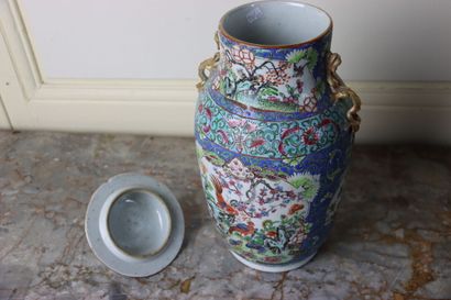 CHINE
Pair of covered pots in polychrome...