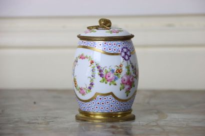 Pot couvert en porcelaine à décor de fleurs...