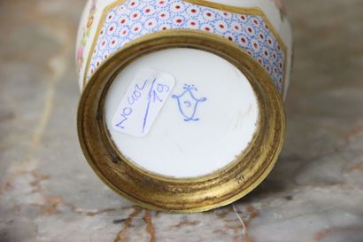 Pot couvert en porcelaine à décor de fleurs...