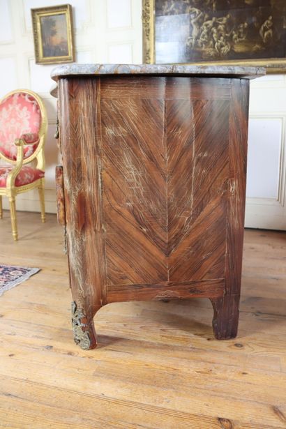 Commode en placage de palissandre et bois...