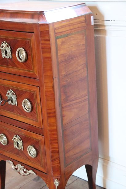 Petite commode de maîtrise en bois de rose...