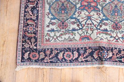 TAPIS
Fine and ancient Sarouk . Persia ....