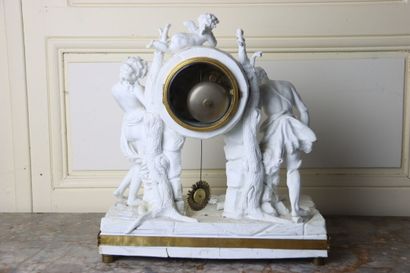 Pendule en biscuit et bronze doré à décor...