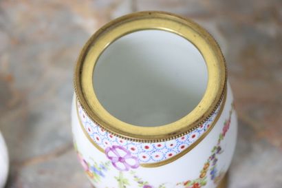 Pot couvert en porcelaine à décor de fleurs...