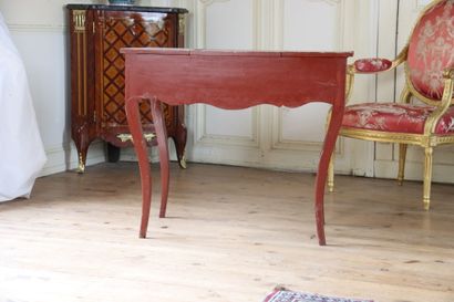Coiffeuse en bois laqué rouge 
opening with...