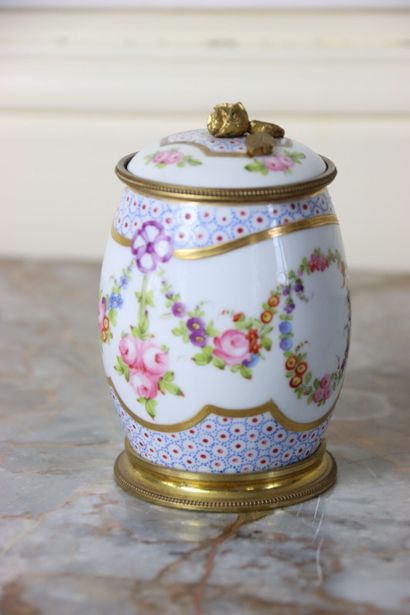 Pot couvert en porcelaine à décor de fleurs...