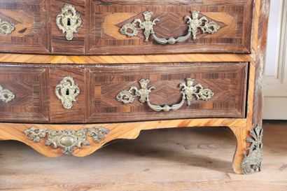 Commode en placage de palissandre et bois...