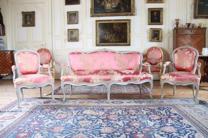 Mobilier de salon
composed of 2 large armchairs...