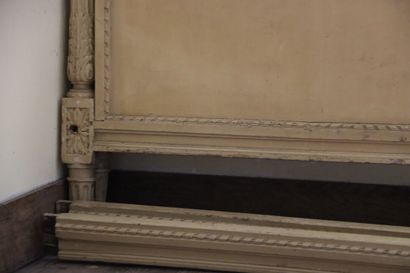 Un lit en hêtre mouluré et sculpté, laqué....