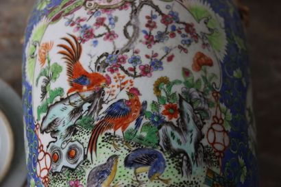 CHINE
Pair of covered pots in polychrome...