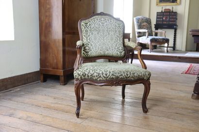Fauteuil en noyer mouluré et sculpté 
Louis...