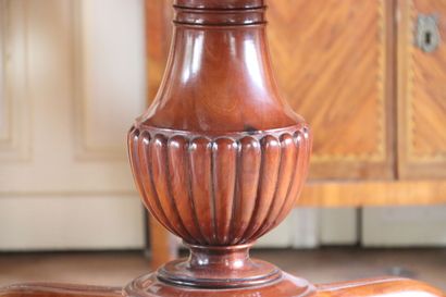 Grand guéridon en acajou
Baluster-shaped...
