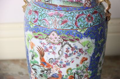 CHINE
Pair of covered pots in polychrome...