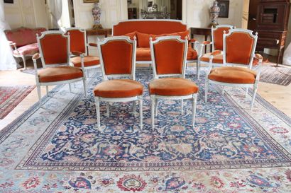 Mobilier de salon en bois sculpté
with richly...