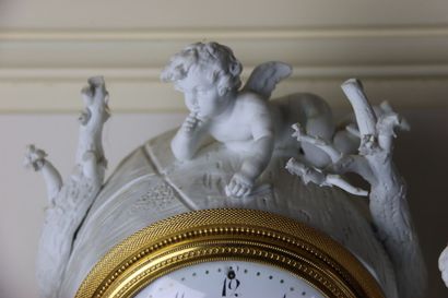 Pendule en biscuit et bronze doré à décor...