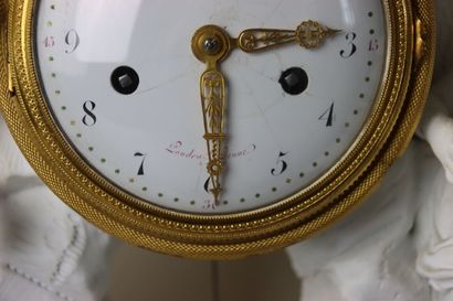 Pendule en biscuit et bronze doré à décor...