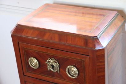 Petite commode de maîtrise en bois de rose...