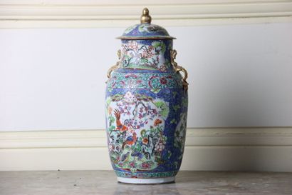 CHINE
Pair of covered pots in polychrome...