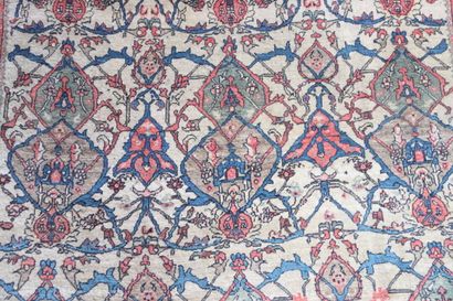 TAPIS
Fine and ancient Sarouk . Persia ....