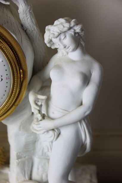 Pendule en biscuit et bronze doré à décor...