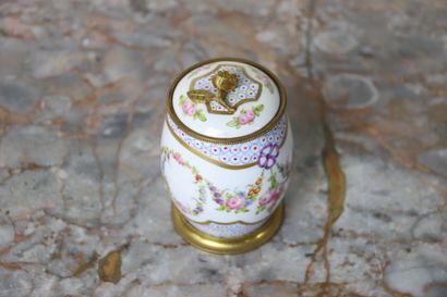Pot couvert en porcelaine à décor de fleurs...