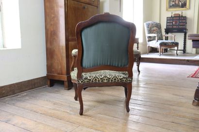 Fauteuil en noyer mouluré et sculpté 
Louis...