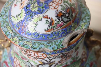 CHINE
Pair of covered pots in polychrome...