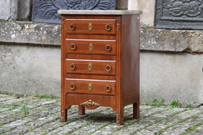 Meuble de maitrise 
Petit chiffonnier à 4...