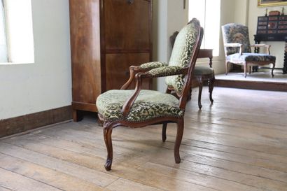 Fauteuil en noyer mouluré et sculpté 
Louis...