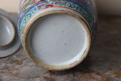 CHINE
Pair of covered pots in polychrome...