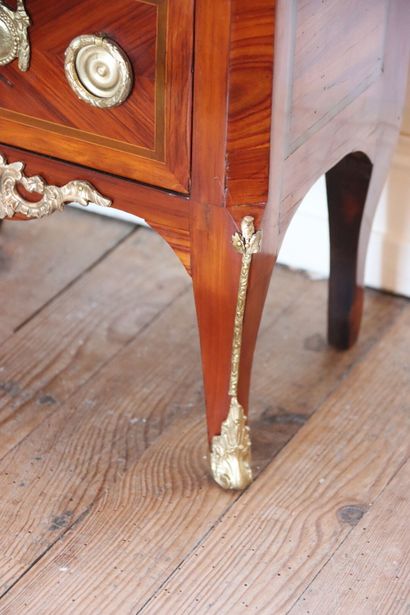 Petite commode de maîtrise en bois de rose...
