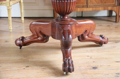 Grand guéridon en acajou
Baluster-shaped...