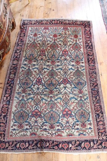 TAPIS
Fine and ancient Sarouk . Persia ....