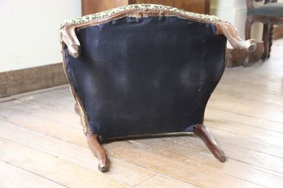 Fauteuil en noyer mouluré et sculpté 
Louis...