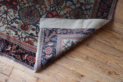 TAPIS
Fine and ancient Sarouk . Persia ....
