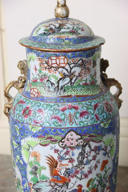 CHINE
Pair of covered pots in polychrome...