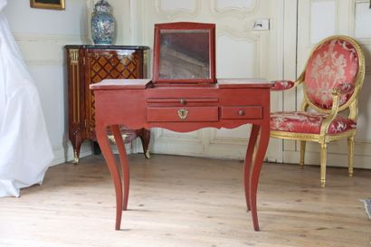 Coiffeuse en bois laqué rouge 
opening with...