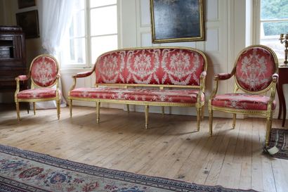 Mobilier de salon en bois sculpté et doré
composed...