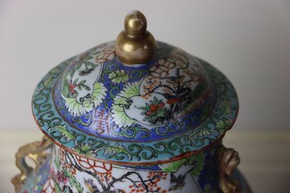 CHINE
Pair of covered pots in polychrome...