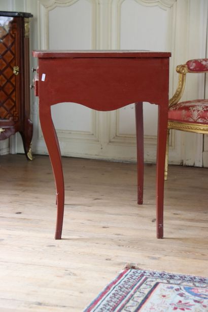 Coiffeuse en bois laqué rouge 
opening with...