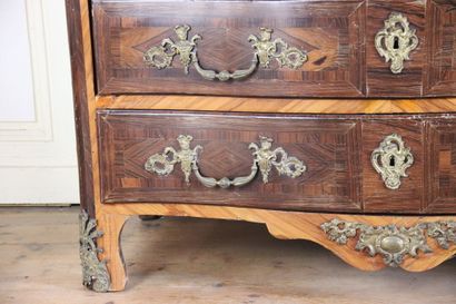 Commode en placage de palissandre et bois...