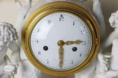 Pendule en biscuit et bronze doré à décor...