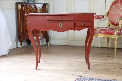 Coiffeuse en bois laqué rouge 
opening with...