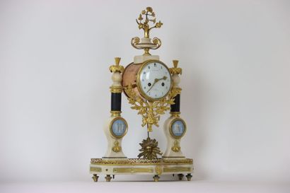 Pendule portique XVIIIème, en marbre blanc...